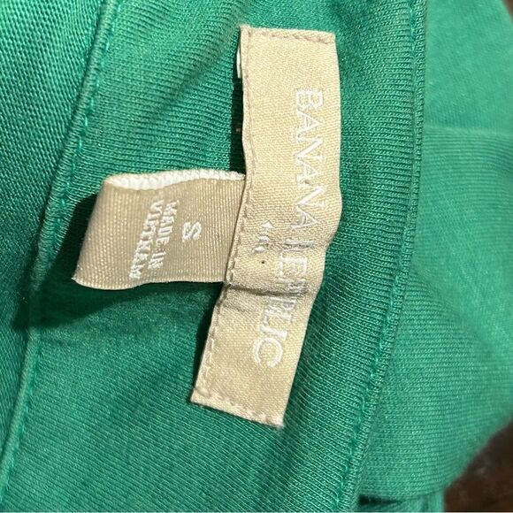 Green sleeveless Banana Republic top size small - Picture 2 of 4